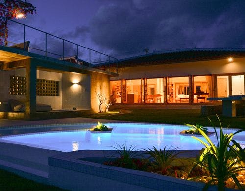 夜のプールのライトアップ