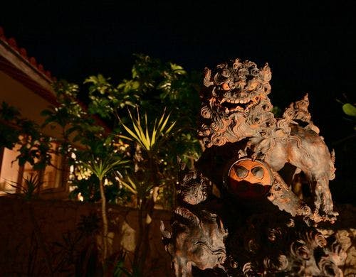 夜のシーサー像