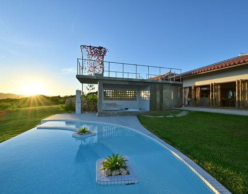 日中のプールエリア