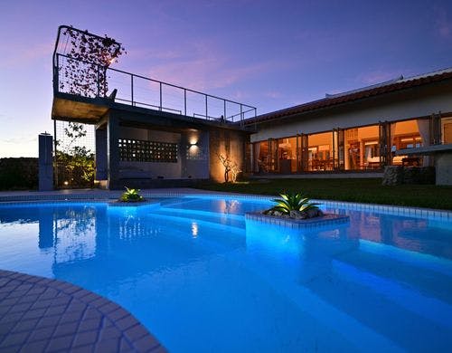 夜のプールと建物のライトアップ