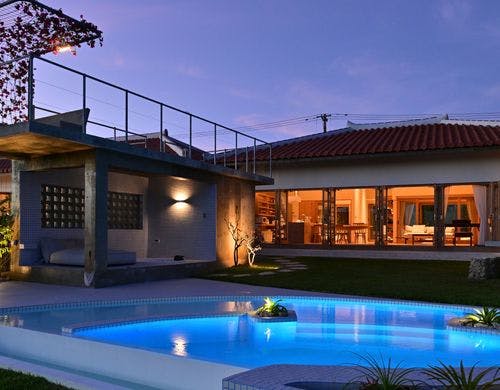 ライトアップされたプールエリア