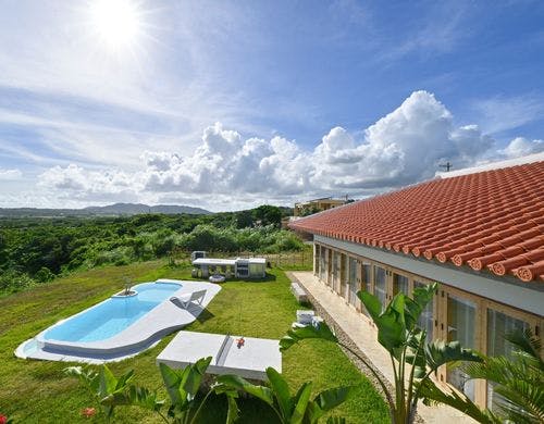 青空の下、広がる美しいプールと庭園