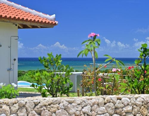 南国の花々に囲まれたリゾート施設。