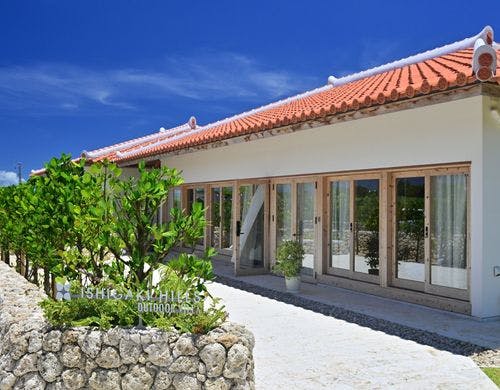 広々としたテラスと緑豊かな景色