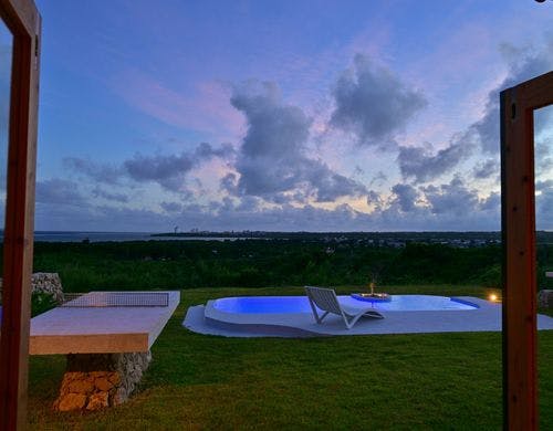 夕暮れ時のプールサイド