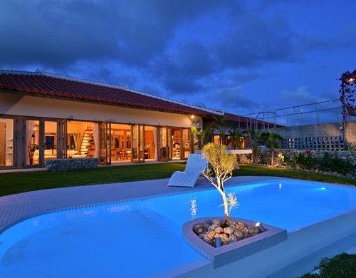 ライトアップされたプール