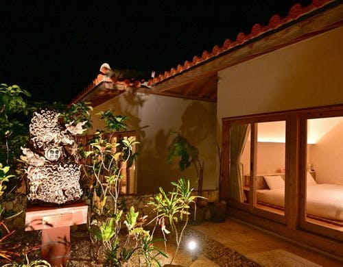 夜の庭園の静けさ