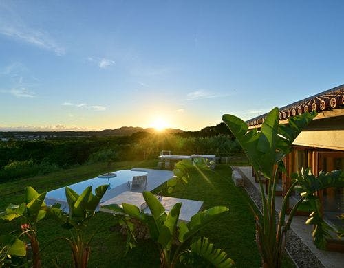 美しい夕焼けを望む庭