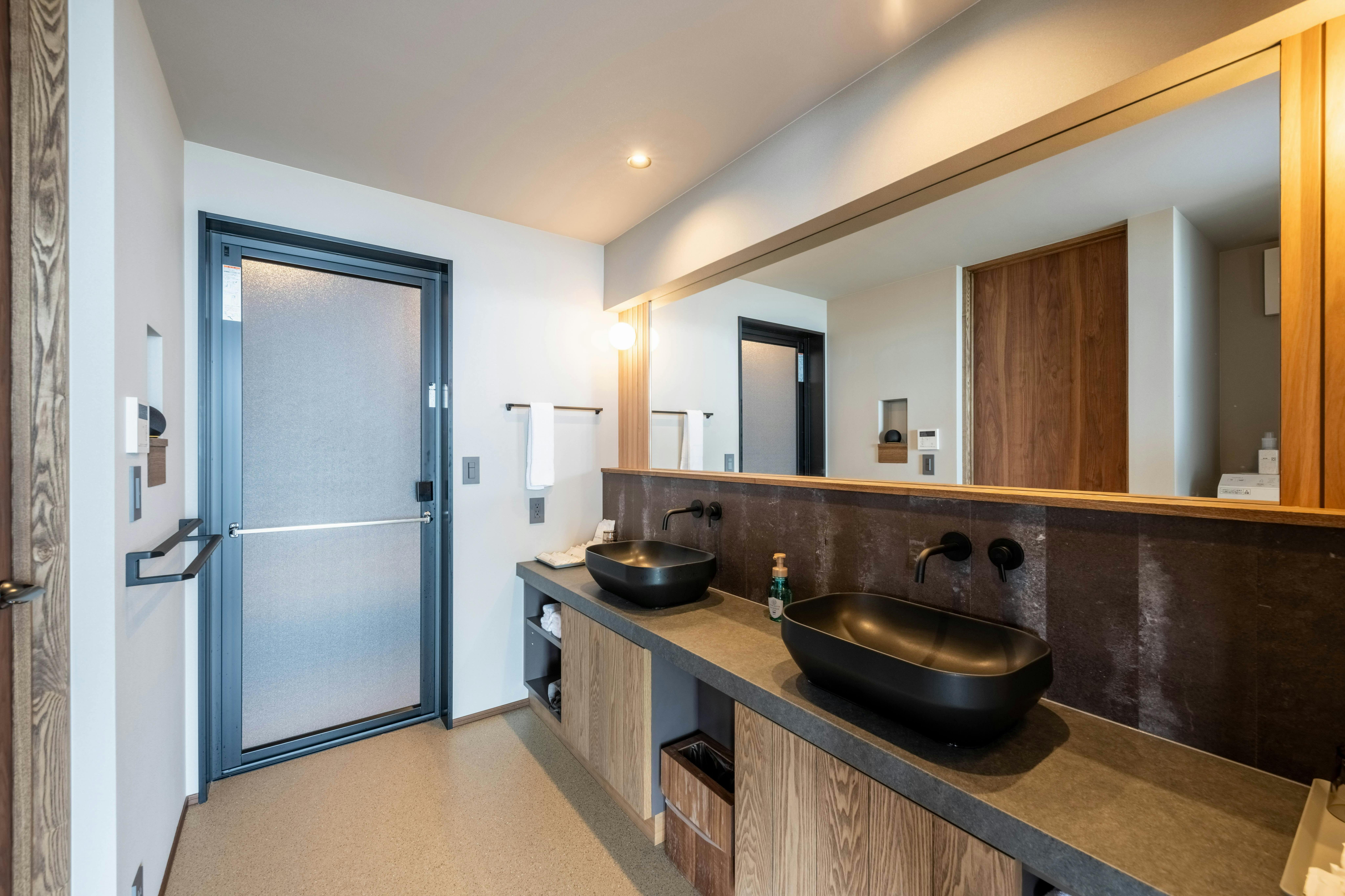 洗面シンクは広々二台。