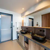 洗面シンクは広々二台。