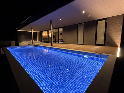 夜間でも照明がつきます。