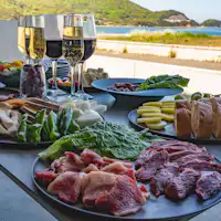 海を見ながらBBQや焚き火が楽しめます。