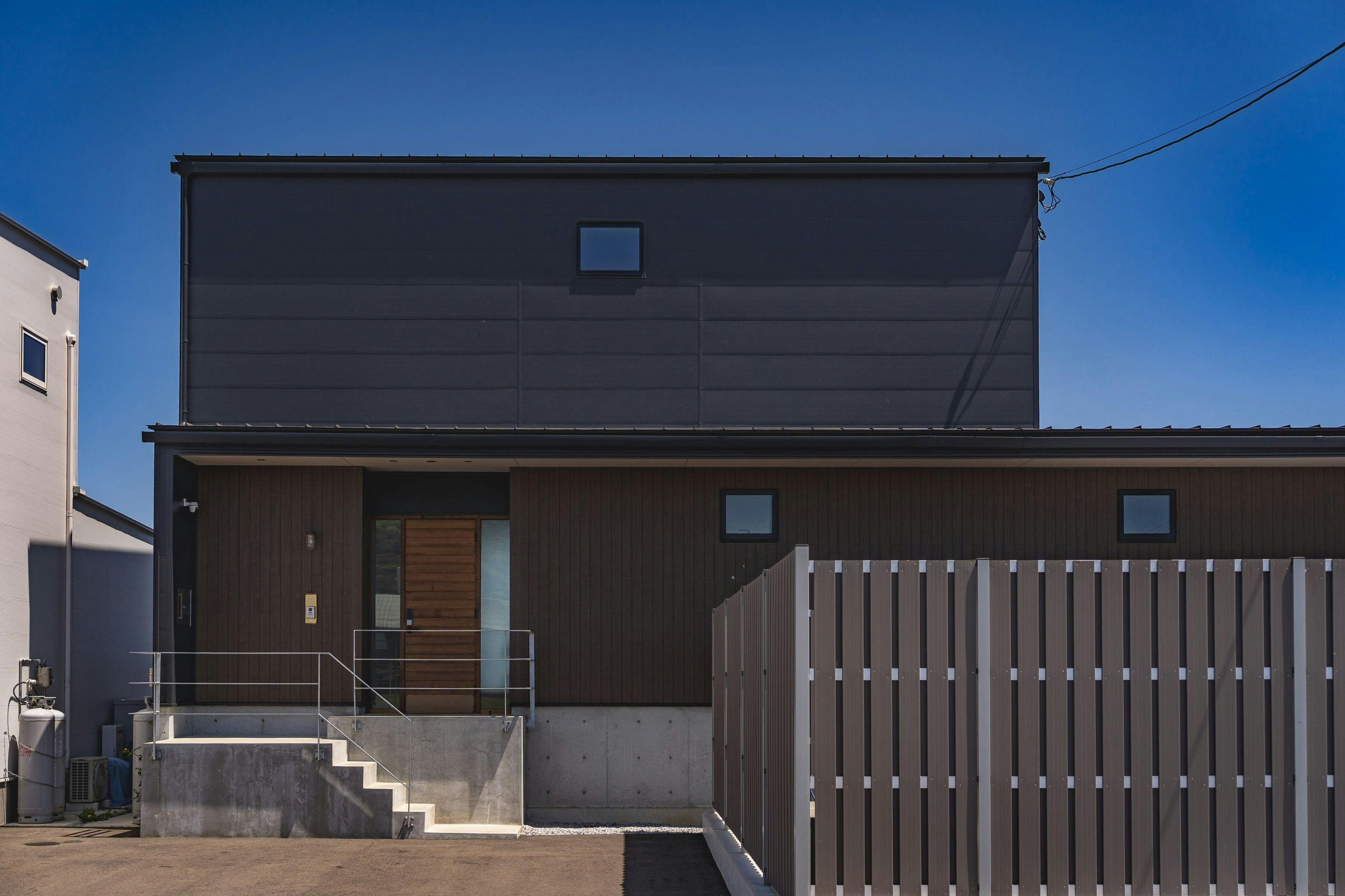 施設は東（右）側から2番目の建物です。