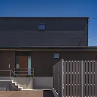 施設は東(右)側から2番目の建物です。