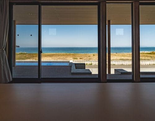 広々としたリビング。目の前にプールあり