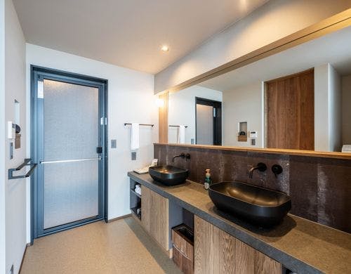 洗面シンクは広々二台。