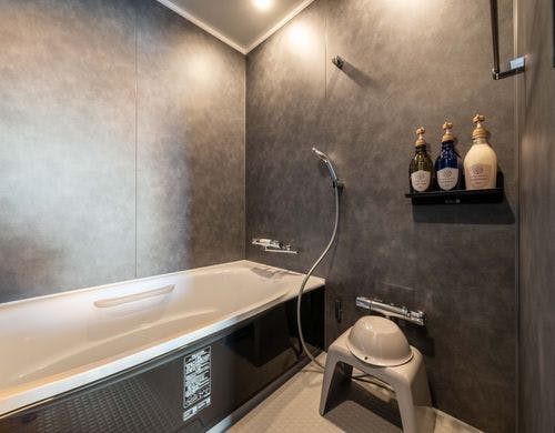 新築のお風呂。黒色ベースでシックです。