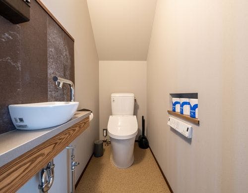 トイレは1階にございます。