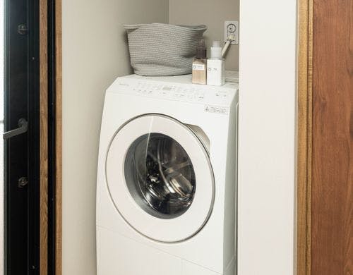 ドラム式の洗濯乾燥機を設置しております。