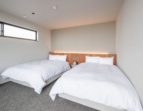 ダブルベッド２台のお部屋が二つございます