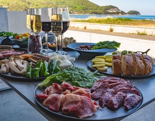 海を見ながらBBQや焚き火が楽しめます。