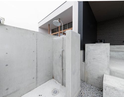 海やプールで遊んだ後に使える外のシャワー