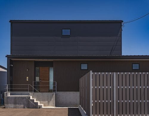 施設は東（右）側から2番目の建物です。