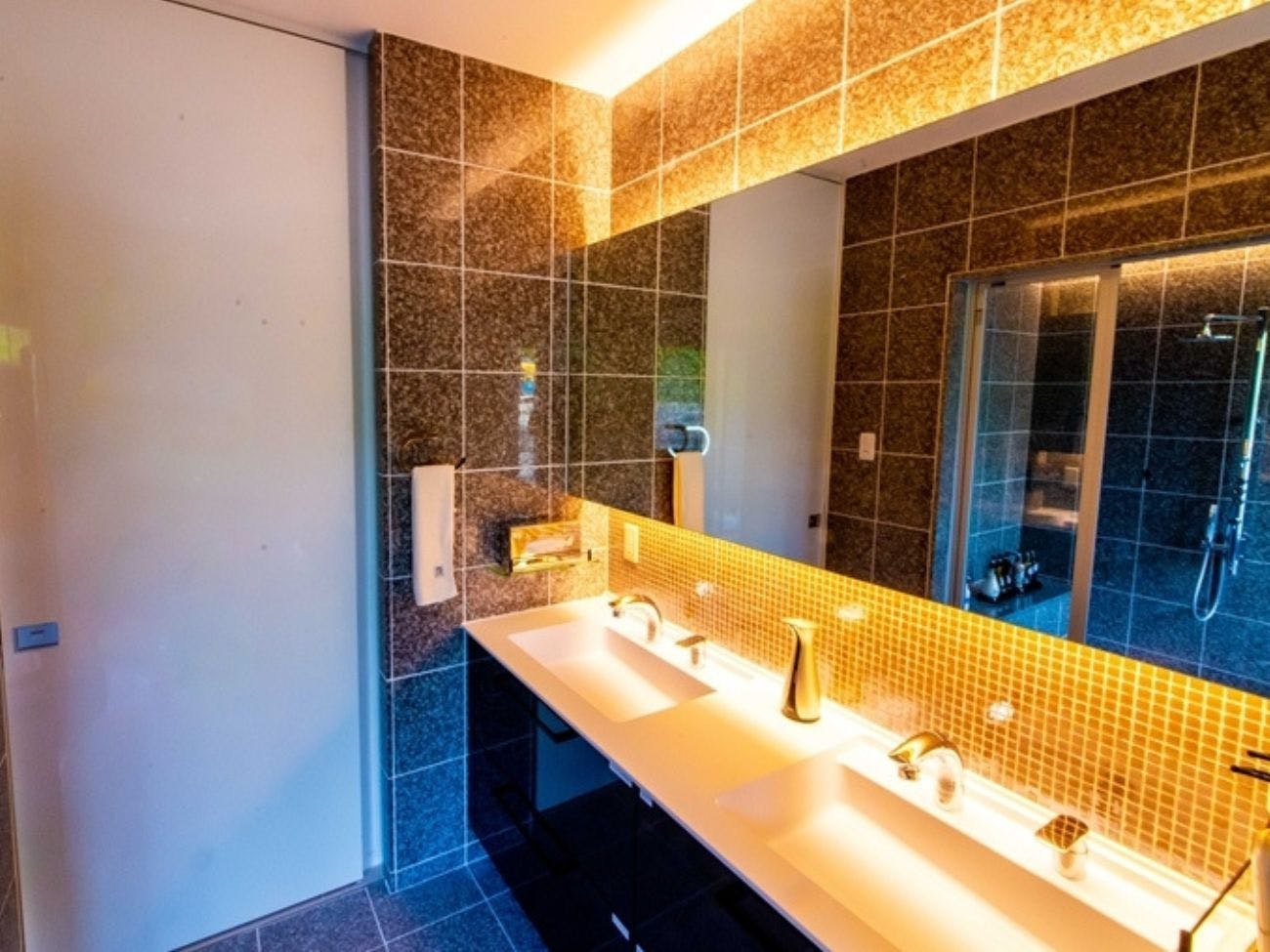 ห้องน้ำมีกระจกบานใหญ่