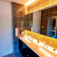 ห้องน้ำมีกระจกบานใหญ่