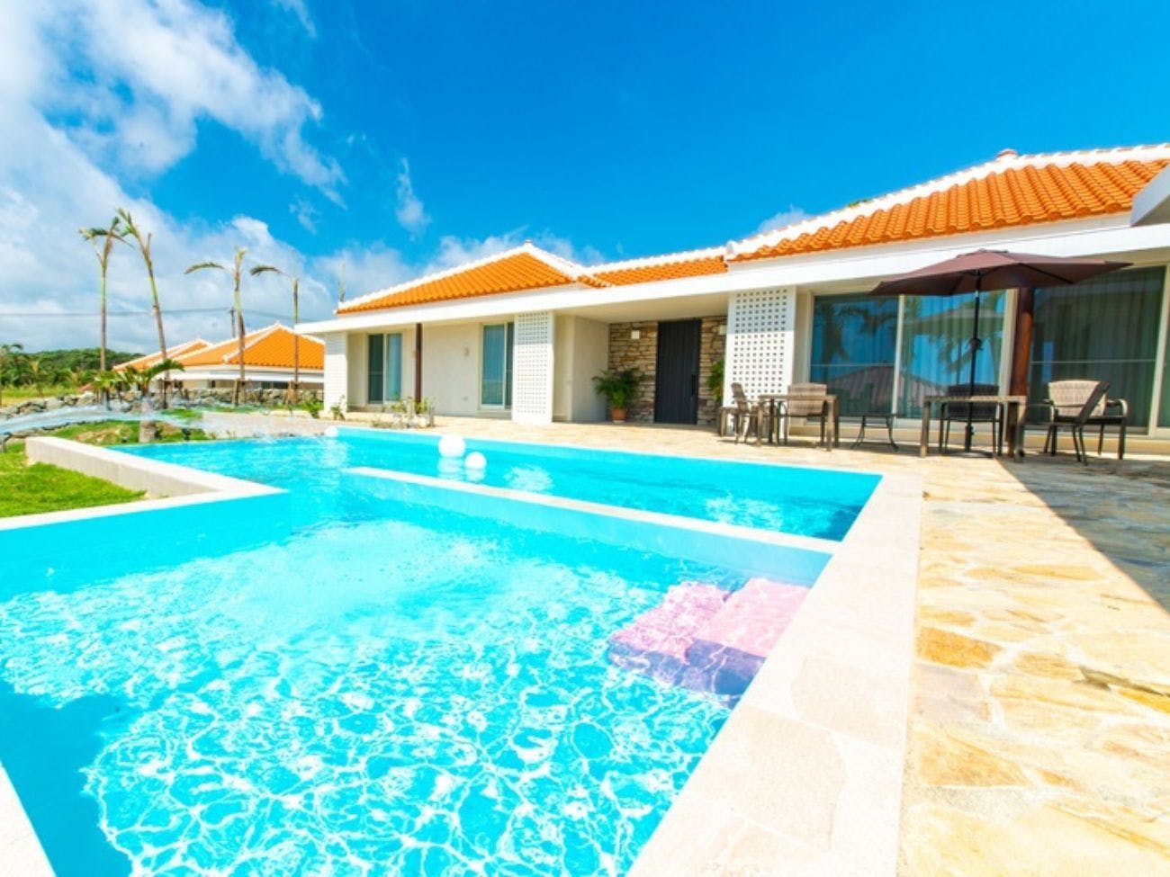 ลักษณะภายนอกของอาคาร SUNSUITE วิลล่าทุกหลังมีสระว่ายน้ำ