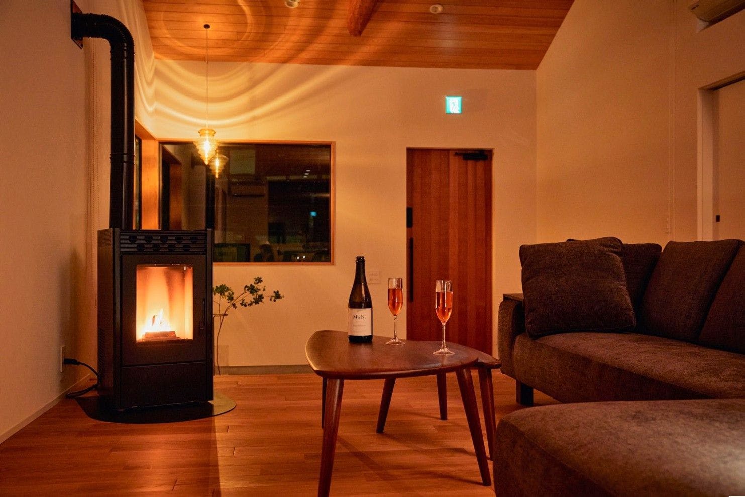 ผ่อนคลายกับไวน์ขณะชมเปลวไฟของเตาเม็ดไม้