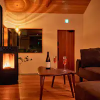 ผ่อนคลายกับไวน์ขณะชมเปลวไฟของเตาเม็ดไม้