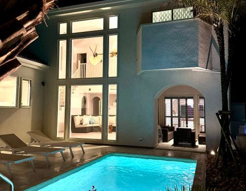 テラスの夜間のライトアップ