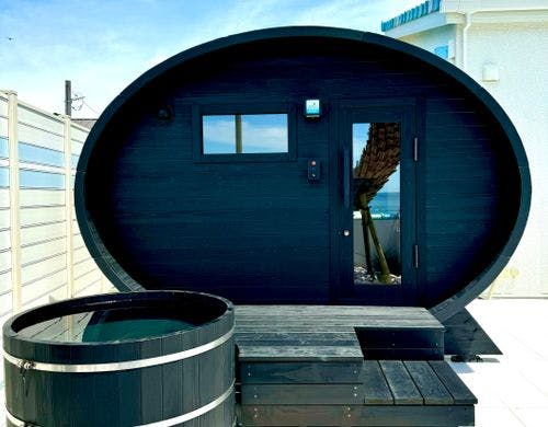 ヒノキの日本製オーバルサウナ。