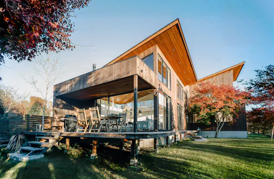 Rumah Mewah yang Berdiri di Tanah yang Kaya Akan Alam