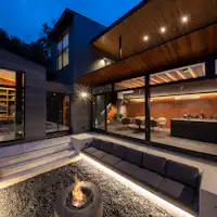 静かな森の中で楽しむ至福の暖炉タイム