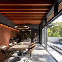 広いテラスに開かれたリビングエリア