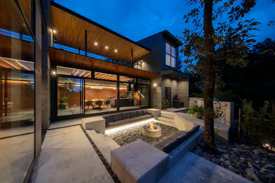 静かな森の中で楽しむ暖炉体験