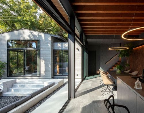 広いテラスに開かれたリビングエリア