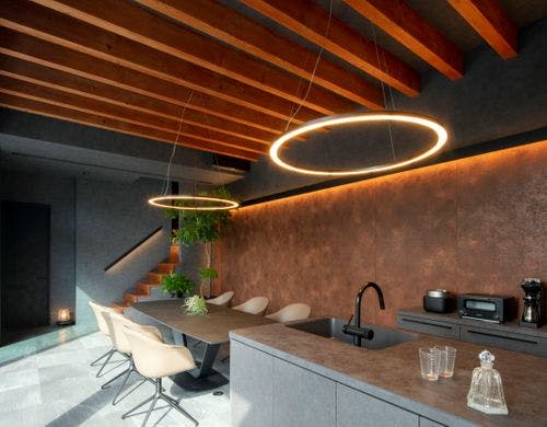 デザイナーズ家電を備えた広いキッチン