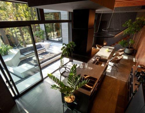 ほんのすぐそこに豊かな緑を感じられる造り