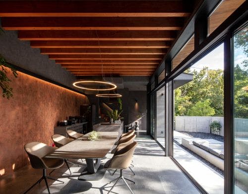 広いテラスに開かれたリビングエリア