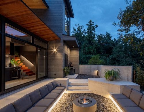 リビングからそのまま暖炉のあるテラスへ