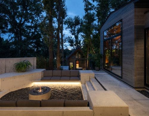 静かな森の中で楽しむ至福の暖炉タイム