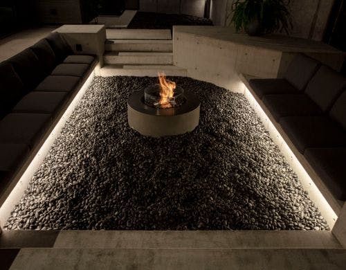 静かな森の中で楽しむ至福の暖炉タイム