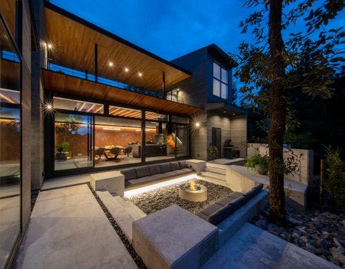 静かな森の中で楽しむ暖炉体験