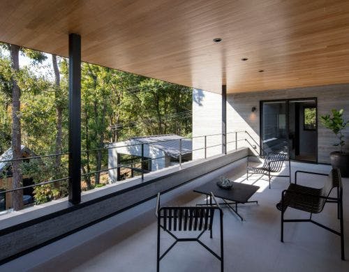 心地よい風を浴びながらくつろぐ