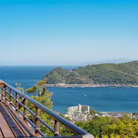 ・【屋外ベンチ】豊かな緑がすぐそこにある