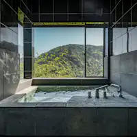 ・【岩風呂】壮麗な山々を望む天然温泉