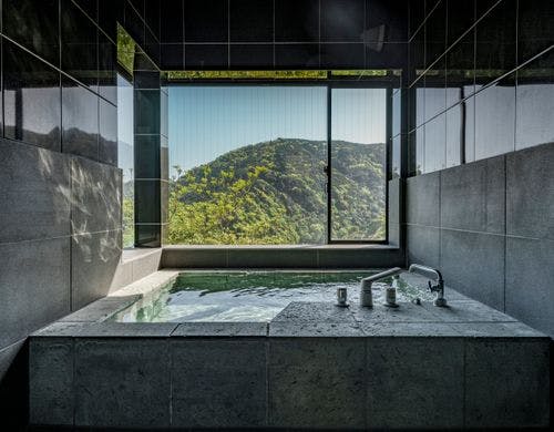 ・【岩風呂】壮麗な山々を望む天然温泉